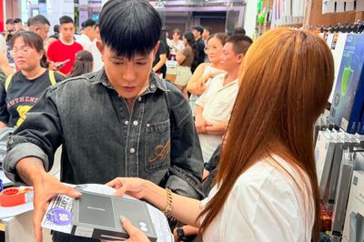 Vì sao người Việt lại thích chọn Z Fold 8 hơn Z Fold 8 Ultra?