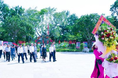 Đoàn đại biểu dự kỷ niệm 50 năm Ngày thiết lập quan hệ ngoại giao Việt Nam - Thái Lan dâng hương tại Kim Liên