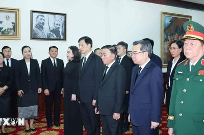 Thường trực Ban Bí thư Trần Cẩm Tú viếng Chủ tịch Quốc hội Lào Xaysomphone Phomvihane