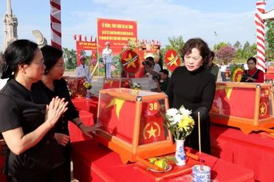 Phó Chủ tịch Quốc hội Nguyễn Thị Hồng dự Lễ truy điệu, an táng 47 hài cốt liệt sỹ hy sinh năm 1951