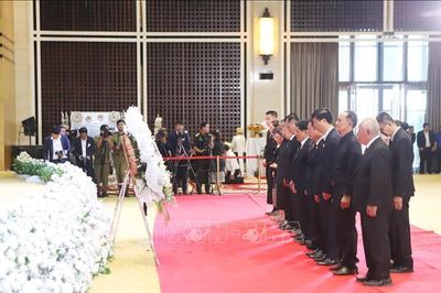 Các hội, đoàn người Việt Nam tại Lào viếng đồng chí Xaysomphone Phomvihane