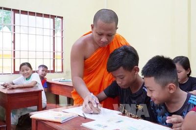 Lớp học hè đặc biệt dưới mái chùa Khmer An Giang