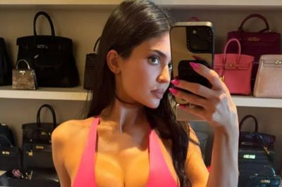 Kylie Jenner nổi bật với bản phối đầm xẻ sâu và giày lông vũ