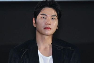 Lee Yi Kyung đã quỳ gối cảm ơn ủng hộ phim Mẹ ơi, về nhà