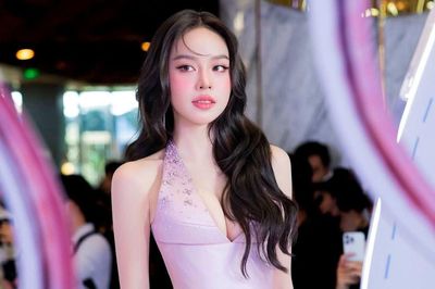 Thanh Thuỷ khiến netizen xuýt xoa với vẻ đẹp sắc sảo