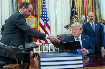 Ông Donald Trump thay cố vấn Nhà Trắng