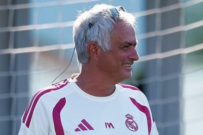 Cuộc gọi đầy nước mắt đã thay đổi tất cả giữa Mourinho và Man United