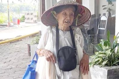 Cụ bà 90 tuổi hàng ngày vẫn rong ruổi mưu sinh