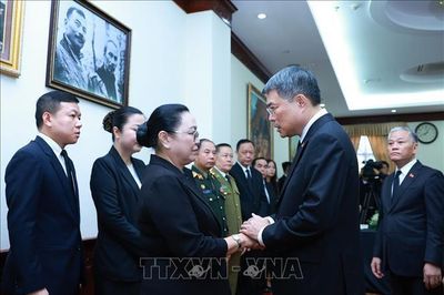 Thủ tướng Lê Minh Hưng viếng Chủ tịch Quốc hội Lào Xaysomphone Phomvihane