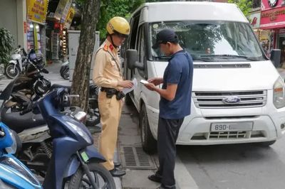 Từ hôm nay (10/8), xe hợp đồng đón trả khách sai chỗ sẽ bị rút giấy phép