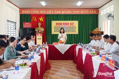 Đồng chí Huỳnh Thị Hằng khảo sát việc sắp xếp, hoạt động của Ban Công tác Mặt trận tại xã Nam Cát Tiên