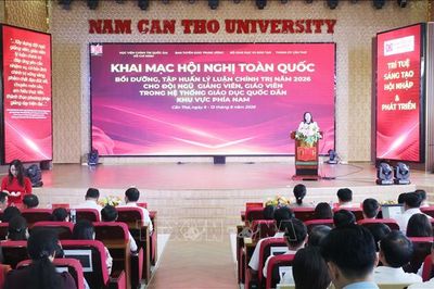 Bồi dưỡng lý luận chính trị cho giảng viên các trường đại học, cao đẳng