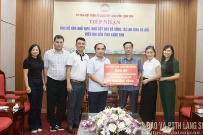 Báo và PTTH Lạng Sơn trao kinh phí ủng hộ chương trình xóa nhà tạm, nhà dột nát