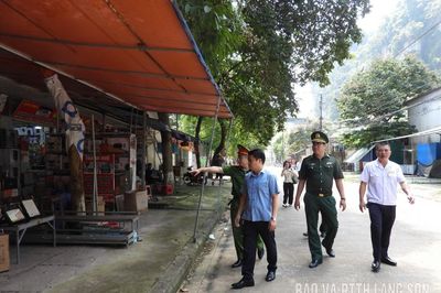 Xã Hoàng Văn Thụ ra quân chỉnh trang đô thị, vệ sinh môi trường trên địa bàn xã và khu vực cửa khẩu Tân Thanh