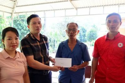 Xã Phúc Lợi: Thăm, tặng quà các gia đình nạn nhân chất độc da cam dịp 10/8