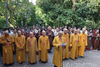 Đoàn đại biểu dự Đại hội Giáo hội Phật giáo Việt Nam tỉnh Phú Thọ dâng hương tưởng niệm các Vua Hùng