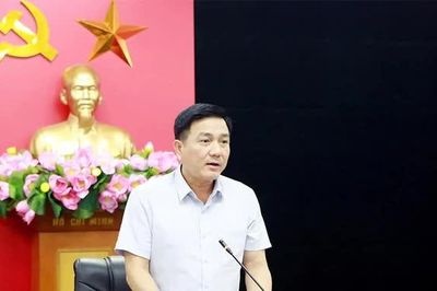 Phó Chủ tịch UBND tỉnh Vũ Việt Văn nghe báo cáo một số dự án nhà ở xã hội, phát triển đô thị
