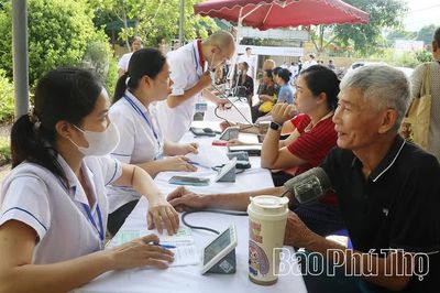 Phường Thống Nhất khám sức khỏe, sàng lọc miễn phí cho người dân