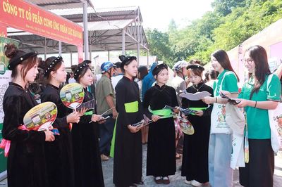 Gần 800 người tham gia Hội chợ việc làm tại xã Thanh Thủy và Phú Linh