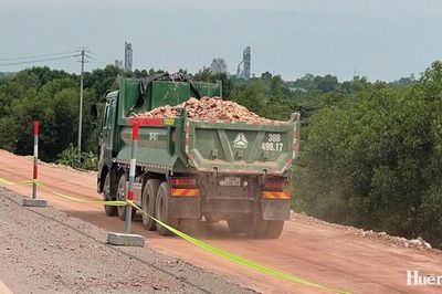Dùng đất lẫn đá đắp nền đường tuyến cao tốc Cam Lộ - La Sơn: Đơn vị tư vấn giám sát, nhà thầu bảo đảm tiêu chuẩn kỹ thuật