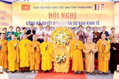 Thanh Hóa: Ban Kinh tế Tài chính - Từ thiện xã hội trao quyết định chuẩn y nhân sự đến các thành viên