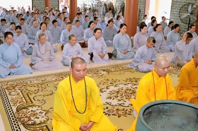 Khánh Hòa: Chùa Phước Huệ tổ chức khóa tu Bát quan trai, tặng học bổng đến học sinh có hoàn cảnh khó khăn