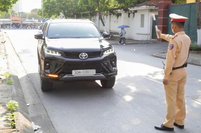Hà Nội: Nhiều tài xế bị xử phạt vì đi tắt ngược chiều đường Đỗ Đức Dục