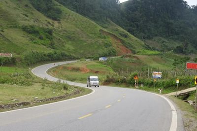 Đề xuất thí điểm cấm mượn làn ngược chiều để vượt xe trên quốc lộ 6