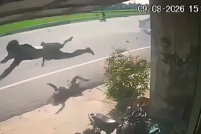 Hưng Yên: Va chạm ô tô trên đường ven biển, người ngồi xe máy văng xa hàng chục mét