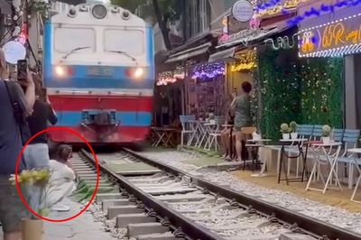 Thông tin bất ngờ vụ cô gái ngồi sát đường tàu ở Hà Nội bị tàu hỏa hất văng điện thoại