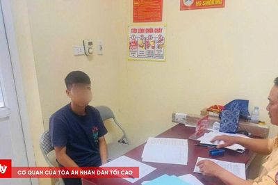 Bị xử phạt vì buông 2 tay khi điều khiển xe máy