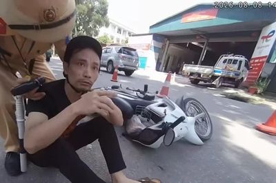 CSGT khống chế đối tượng mang ma túy định tháo chạy
