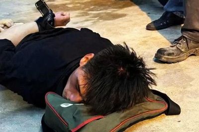 Người dân Nha Trang bắt kẻ 'ăn bay' iPhone trên đường phố