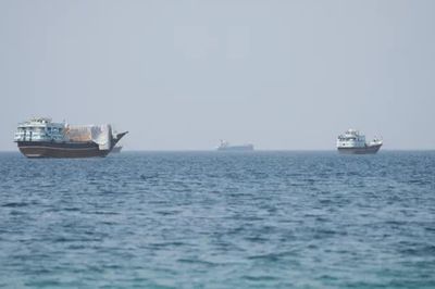 Giá dầu tăng trở lại khi triển vọng mở cửa eo biển Hormuz mờ mịt