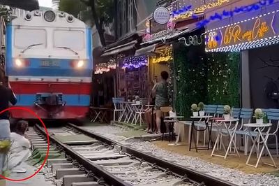Cô gái bị tàu hỏa hất văng điện thoại ở phố 'Cà phê đường tàu'