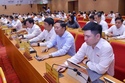 Miễn nhiệm 11 uỷ viên UBND thành phố