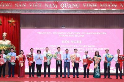 Thành phố Hà Nội công bố các quyết định về công tác cán bộ
