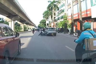 Xác minh clip ô tô và xe máy liên tục tạt đầu nhau ở Hà Nội