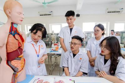 Loạt trường y dược công bố điểm chuẩn, nhiều ngành tăng vượt năm trước