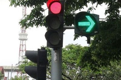Đèn đỏ có được rẽ phải? 5 trường hợp xe máy được phép rẽ phải năm 2026