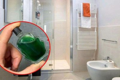 Đặt 1 lọ dầu gió trong nhà vệ sinh: Tưởng vô ích nhưng lại có công dụng bất ngờ