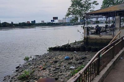 Dây câu mắc vật thể lạ, nhóm người hoảng hốt phát hiện thi thể phụ nữ trên sông Sài Gòn
