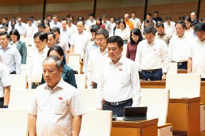 Quốc hội Việt Nam mặc niệm tưởng nhớ Chủ tịch Quốc hội Lào