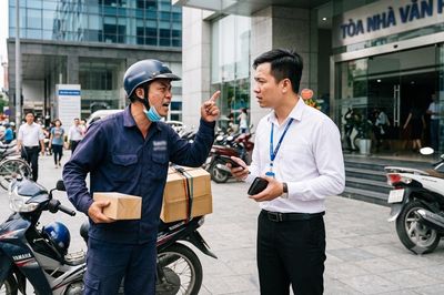 Nhiều lần bị shipper mắng như mắng con chỉ vì đang họp chưa kịp nhận hàng