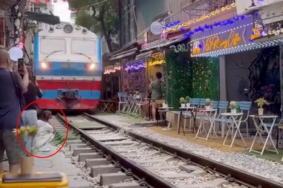 Thông tin ban đầu vụ cô gái ngồi cà phê đường tàu bị tàu hỏa hất văng điện thoại