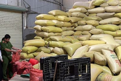Lào Cai: Khởi tố 2 đối tượng buôn bán gạo giả thương hiệu 'Séng Cù Mường Khương'