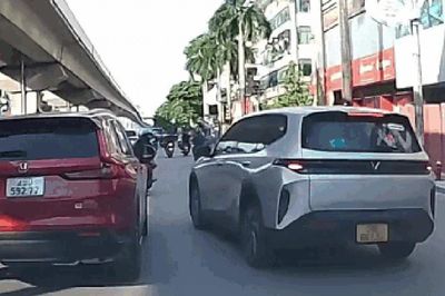 Hà Nội: Người đi xe máy bị hất văng xuống đường sau màn 'ăn miếng trả miếng' với ô tô trên đường Trần Phú