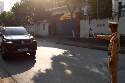 Lái thuê 500.000 đồng/ngày, tài xế đi ngược chiều 'ngã ngửa' vì mức phạt bằng 40 ngày công