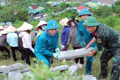 Hơn 1.000 người chung sức tái tạo dòng chữ 'BÁC HỒ SỐNG MÃI' trên núi Nhón