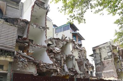 Nhiều ngôi nhà dọc đường Thụy Khuê đang hạ giải, mặt bằng ga C6 còn vướng một điểm
